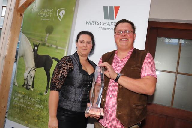 Bianka und Hans-Peter Sturmann mit dem Peter Kalcher-Award 2019