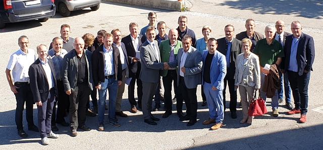 Bezirksparteiobmann Landtagsabgeordneter Anton Erber, VOR-Gescxhäftsführer Wolfgang Schroll, Johann Wischenbart und Bernhard Zehetgruber von NÖ. Regional. GmbH und Gemeindevertreter aus dem Bezirk Scheibbs.