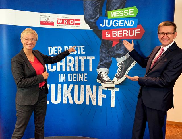 WKOÖ-Präsidentin Doris Hummer und Wirtschafts-Landesrat Markus Achleitner laden zur "Jugend & Beruf" ein.