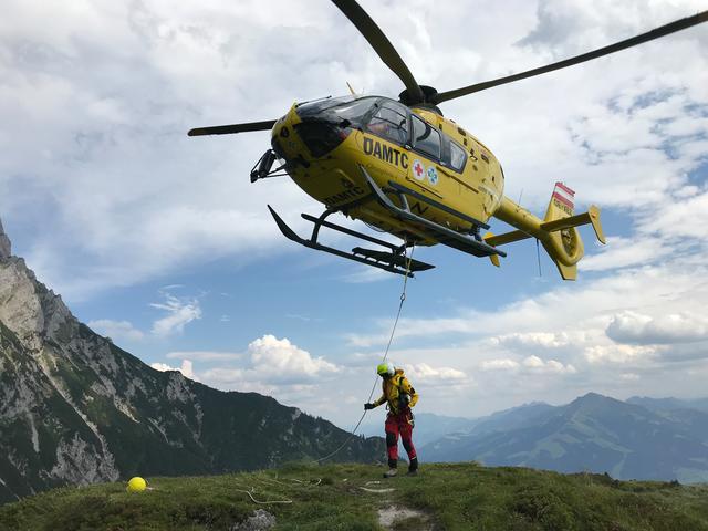 Der Mann (53) dürfte oberhalb des Schneefeldes aufgrund eines Steinschlages zu Sturz gekommen und nach etwa 100 Meter gegen eine Felswand geprallt sein, wobei er sich tödliche Kopfverletzungen zugezogen habe. | Foto: ZOOM.Tirol