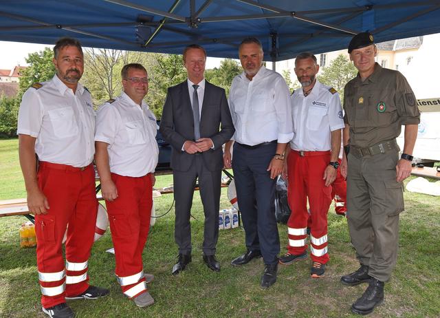Landeshauptmann Hans Peter Doskozil, Landeshauptmann-Stellvertreter Johann Tschürtz und Militärkommandant Gernot Gasser mit dem Präsidenten der Wasserrettung Burgenland, Stefan Ferschich, seinem Vizepräsidenten Ernst Schügerl und Landeseinsatzleiter Walter Reitter. 
 | Foto: LMS