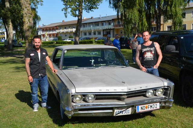 Martin und Mario Fink mit ihrem Chrysler. 