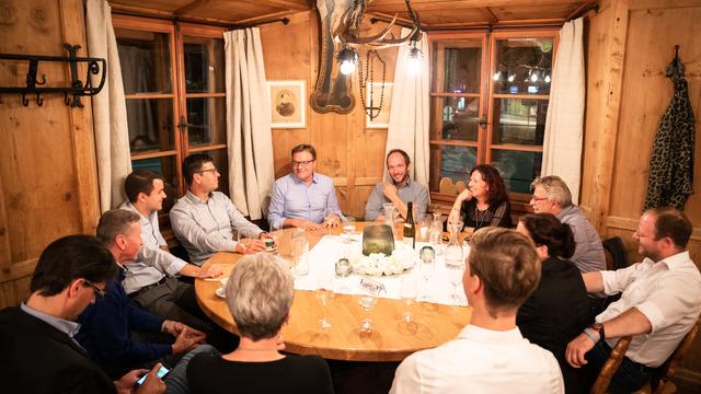 Wirte aus ganz Tirol trafen sich mit LH Platter, um über das geplante Wirtshauspaket zu diskutieren. | Foto: ©Angerer