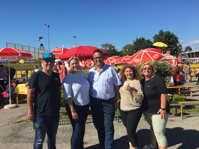 Mit der Jugend feierten u.a. GK Patrick Trummer, die Vzbgm. Karin Boandl-Haunold und Christian Konrad, GR Sandra Goldberg und Sabine Jakubzig  | Foto: KK