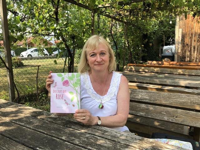 Die Autorin Barbara Našel präsentiert stolz ihr informatives Märchenbuch "Der Duft der Rose". | Foto: Berger