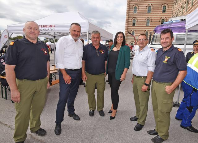 Landeshauptmann Hans Peter Doskozil und Landesrätin Astrid Eisenkopf mit Vertretern der Freiwilligen Feuerwehr | Foto: LMS