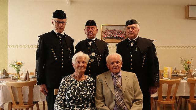 Rupert Strauß mit seiner Frau und Vertretern der Knappschaft Pölfing-Bergla.