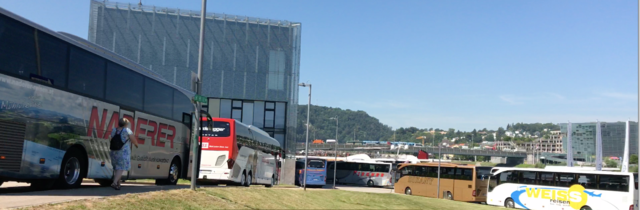 Viele Touristen werden mit Bussen zu anderen Ausflugszielen, wie Salzburg oder Krumau gebracht. | Foto: FPÖ Linz