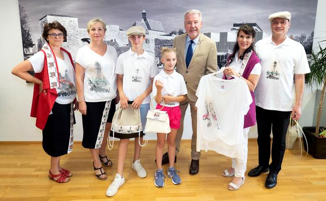 Modedesignerin Doris Lackner-Schatek präsentierte mit ihren Models Karin Zoubek-Schleinzer, Christina Behne, Benedikt Schatek, Valerie Schatek und Alexander Schatek ihre neue Kollektion Bürgermeister Klaus Schneeberger im Alten Rathaus. | Foto: Stadt WN/Weller