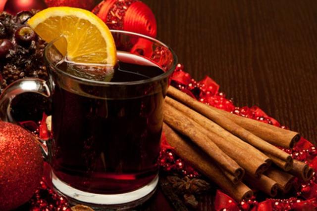 Köstlicher Glühwein mit Zimt und Orange...