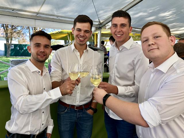 Robin, Georg, Bernd und Michael genossen den Rechnitzer Wein
