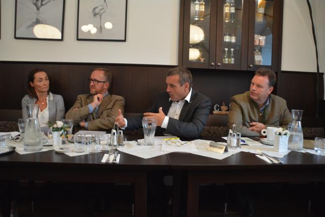 Gespräch in Wolfpassing: Katja Hochebner, Friedrich Salzer, Anton Erber und Franz Sonnleitner diskutierten mit den Eltern.