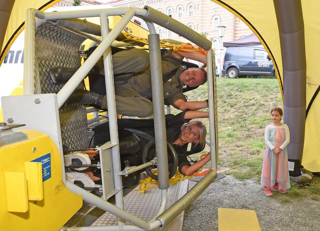 Schräglage: Julia Jurtschak und Militärkommandant Gernot Gasser testeten einen Unfallsimulator des ÖAMTC | Foto: LMS
