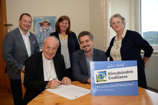 Erzdiözese Wien ist nun Mitglied des Klimabündnis, v.l.: Markus Gerhartinger Umweltbeauftragter der Erzdiözese Wien, Erzbischof Kardinal Christoph Schönborn, Petra Schön Regionalstellenleiterin Klimabündnis NÖ, Markus Hafner-Auinger Geschäftsführer Klimabündnis Österreich, Sr. Angelika Ungerhofer OP (Dominikanerinnen) | Foto: kathbild.at / Franz Josef Rupprecht