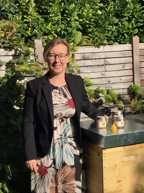 Die Hobbyimkerin Christina Hödl mit ihrem Honig.