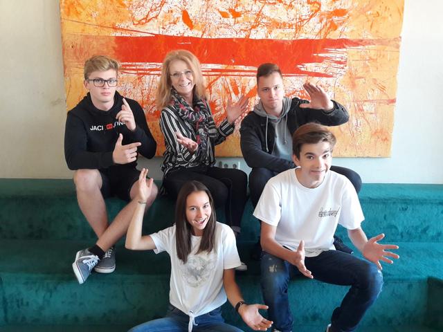 Die Schüler des BRG Leibnitz präsentieren ihre Kunstwerke beim Abendeinkauf am 4. Oktober in Leibnitz.