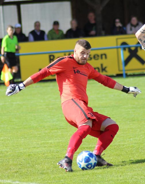 Bruck-Keeper Philipp Gröblinger hielt einen Elfmeter.