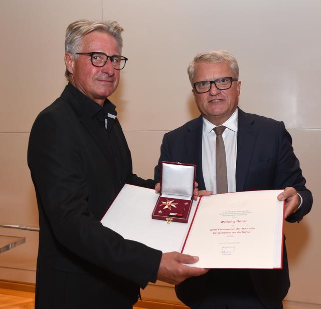 Kellertheater-Leiter Wolfgang Ortner (links) nimmt das Große Ehrenzeichen der Stadt Linz von Bürgermeister Klaus Luger entgegen. | Foto: Stadt Linz/Dworschak