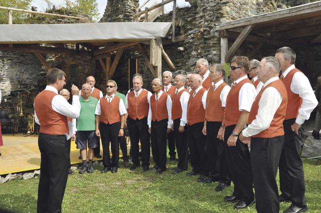 Acht Chöre der Marktgemeinde Neumarkt haben zuletzt zum Open Air auf Burg Steinschloss geladen.