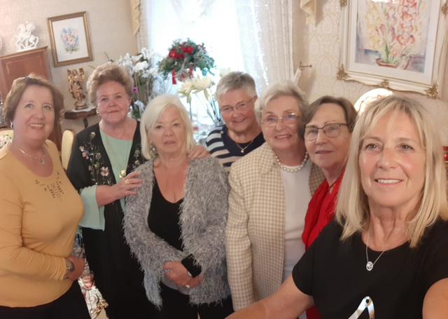 Die Damenrunde des Kirchenstammtischs Walbersdorf ließen ihre Kollegin zum Geburtstag hoch leben. | Foto: Kirchenstammtisch Walbersdorf