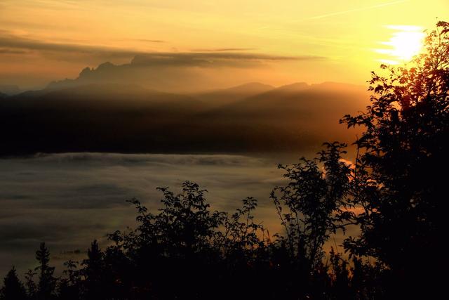 Über den Wolken muss die Freiheit wohl grenzenlos sein! – Sonnenaufgang am Astberg in Going.  | Foto: Lisa Sinnesberger