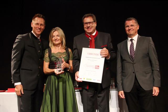 Die Kategorie „Tourismus“ entschied die Curhaus Marienschwestern GmbH für sich – den Preis übergab Karl Leitner (r.) von den ÖBB. | Foto: Andreas Maringer