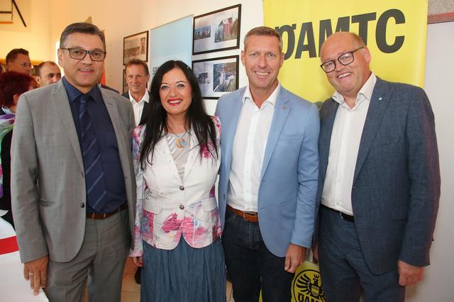 Franz Molterer (AK OÖ, l.), Katsdorfs Bürgermeister Ernst Lehner (hinten), Wirtschaftsbund-Direktor Wolfgang Greil (r.) mit Gattin Traudi und Nationalrat Laurenz Pöttinger. | Foto: Andreas Maringer