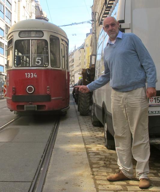 Alexander Spritzendorfer zeigt auf die enge Spur.