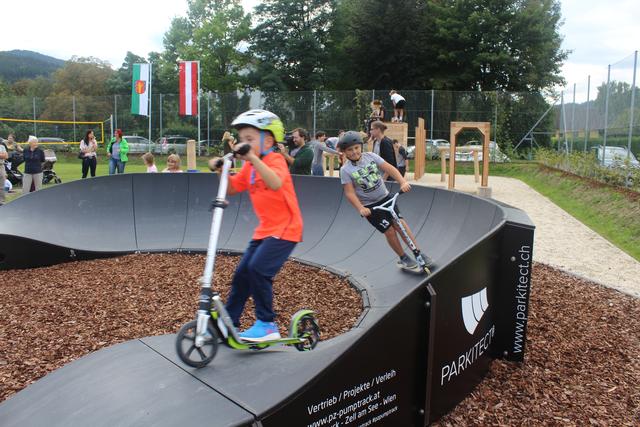 Am Pumptrack können sich Rad- und Rollerfahrer richtig austoben.