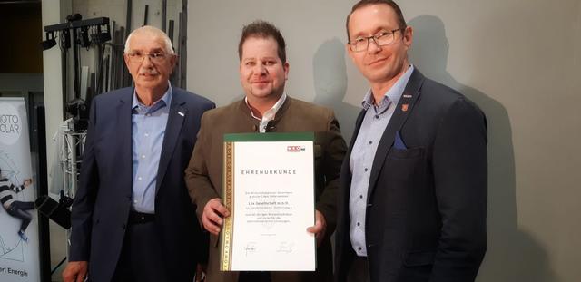 Für besondere unternehmerische Leistungen überreichten Heimo Medweg (l.) und Stefan Helmreich (r.) Geschäftsführer Richard Lex eine Urkunde.