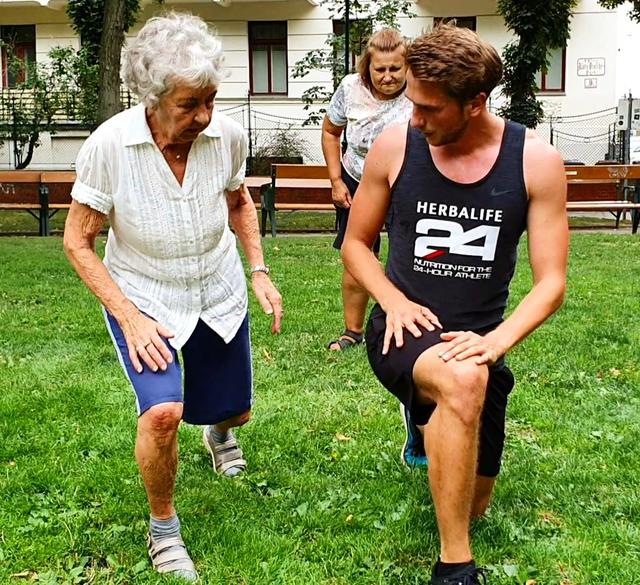 Moritz Fedder zeigt Lotte (84) die Übungen vor.
