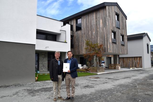 Bürgermeister Hans Schweigkofler präsentierte NR Christian Kovacevic die neue Dorfbachsiedlung in Oberndorf.