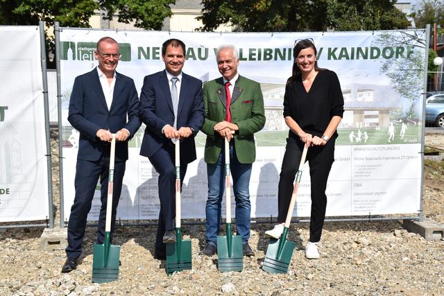 V.l.: Arch. Elmer Ploder, LH-Stv. Michael Schickhofer, Bgm. Helmut Leitenberger und Arch. Petra Simon von der epps Ploder Simon ZT Gmbh.