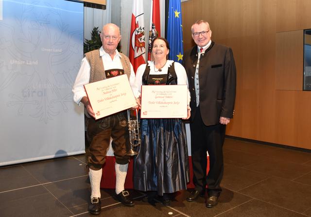 Im Zuge eines offiziellen Festaktes übergab LR Johannes Tratter (re.) den Tiroler Volkskulturpreis an Gertraud Patterer sowie Andreas Feller. | Foto: Land Tirol/Brandhuber