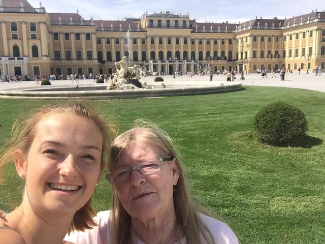 Beim Ausflug nach Schönbrunn: Melanie Cihal (l.) ist als freiwilliger Kulturbuddy unterwegs.