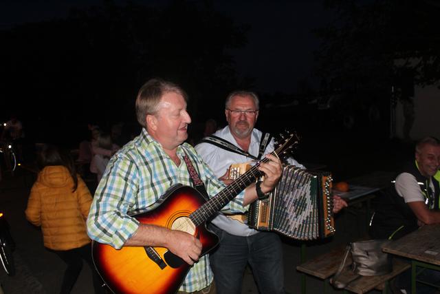 Die Volksmusiker Paul und Rudi spielten für die Besucher bis in die Nacht | Foto: arbes
