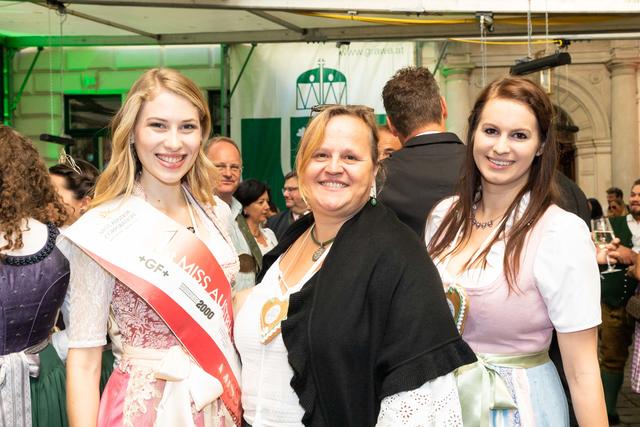 Strahlten: Larissa Robitschko, Claudia Eichler, Lisa Weswaldi-Eichler (v.l.) | Foto: Jorj Konstantinov