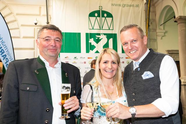 Unterhielten sich sicher auch über Politik: Jörg Leichtfried (l.) und Mario Kunasek mit seiner Sabrina | Foto: Jorj Konstantinov