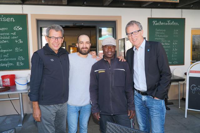 Armin Walch, Asghar, Edmond und Bgm. Luis Oberer wissen sich gegenseitig zu schätzen. | Foto: Reichel