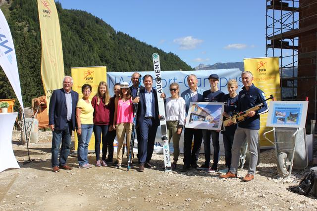 Gleichenfeier in Eisenerz: ÖSV-Vizepräsident Toni Leikam, Bürgermeisterin Christine Holzweber, Sportler des NAZ, NAZ-Vorstand Helmuth Lexer, Landeshauptmann-Stellvertreter Michael Schickhofer, Gerhard Wendl (Jufa) und der sportliche Leiter des NAZ Christian Schwarz (v.l.).