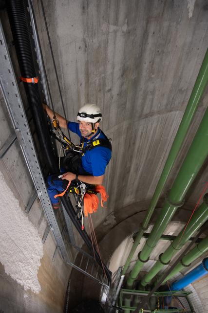 Für die Arbeiten im Donaudüker sollte man schwindelfrei sein. | Foto: Linz AG