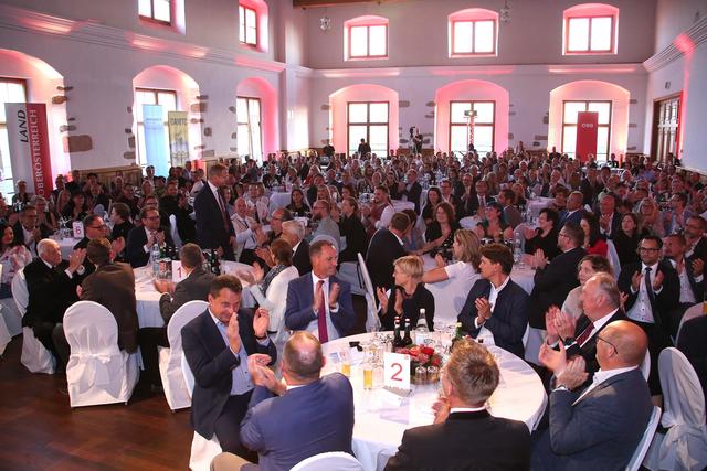 Mehr als 300 Gäste fanden sich zur Verleihung des Regionalitätspreises im Schloss Steyregg ein. In fürstlichem Ambiente wurden die Siegerprojekte und -unternehmen ausgezeichnet. | Foto: Andreas Maringer