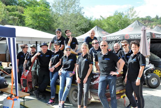 Das Team des Autohaus Brandtner: Fahrer Franz Winter, Regina Felber, Marion Polland, Norbert Klimpfinger, Erwin Speiser, Daniel Punz, 
Georg Sarközi, Martin Marschner und
Defrim Selmani. | Foto: zVg