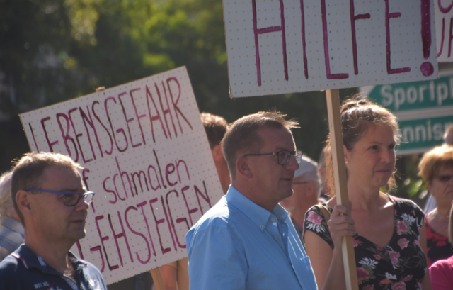 Bei der Demo in Untersiebenbrunn gingen beeits einige Anrainer auf die Straße.