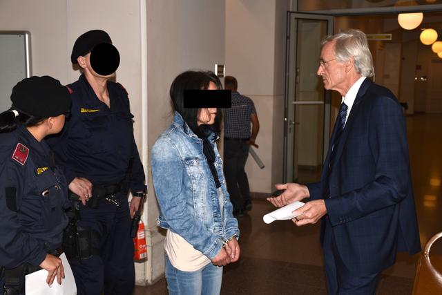 Die Angeklagte in Begleitung der Justizwache beim Gespräch mit ihrem Verteidiger Franz Seidl (r.). | Foto: Zezula