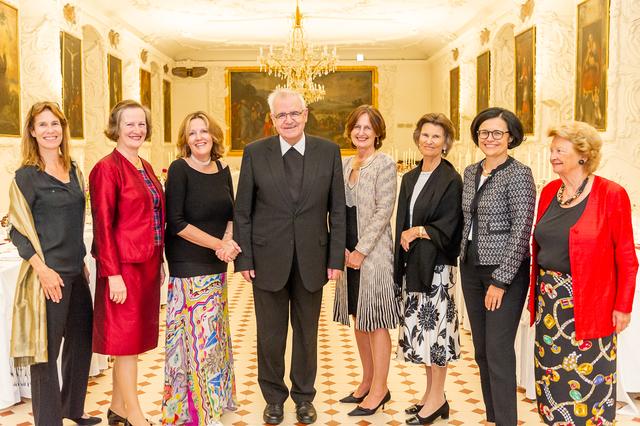 Festlicher Schnappschuss:  D. List, F. Weitzer, M. Greimer, H. Schnuderl, K. Frizberg, G. Harnoncourt, S. Holasek, E. Holzer (v.l.) | Foto: Foto Jörgler