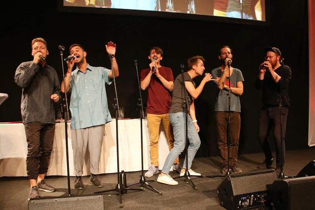 Die Gesangskapelle Hermann begeisterte zwischen den Siegerehrungen mit ihren Mundart-A-cappella-Liedern.� | Foto: Andreas Maringer