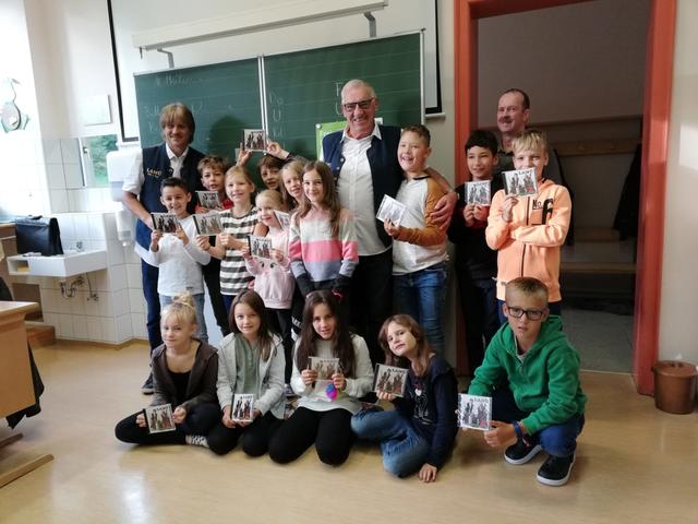 Für das Mitwirken im Musikvideo "Schule geh'n" erhielt jeder der Protagonisten ein aktuelles Album von Lamü.