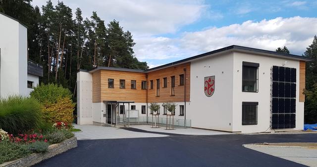 Ein offener, freundlicher Zugang zum neu sanierten Amtsgebäude und zur Kinderkrippe in Weinitzen wurde geschaffen.