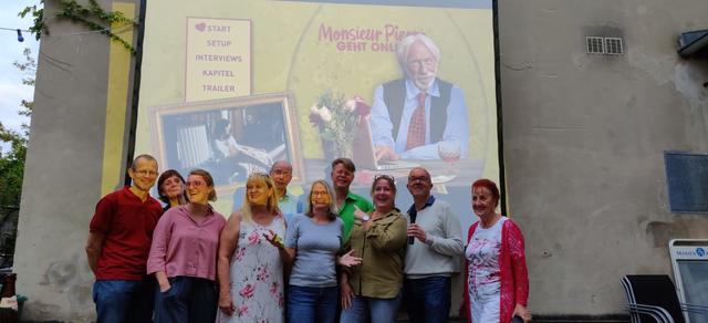 Verbrachten einen gemütlichen Kino-Sommerabend: Helmut Musil, Nora Korp, Renate Hocevar, Waltraud Stindl, Martin Hofer, Ingrid Lechinger, Rene´ Zehner,  Barbara Schluschanek, Robert Korp und Renate Kolfelner. | Foto: GRÜNE Langenzersdorf